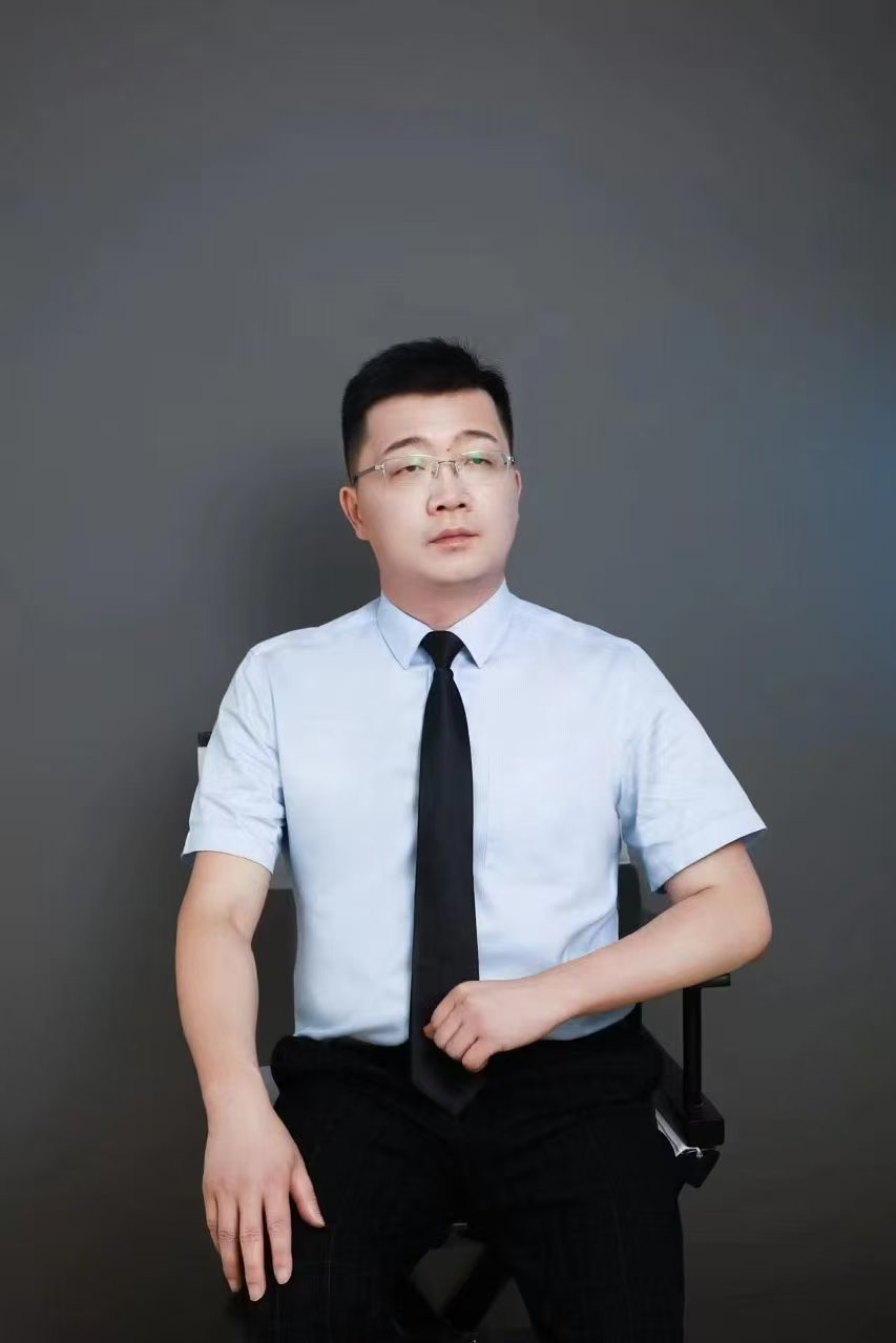 刘校长形象照2.jpg